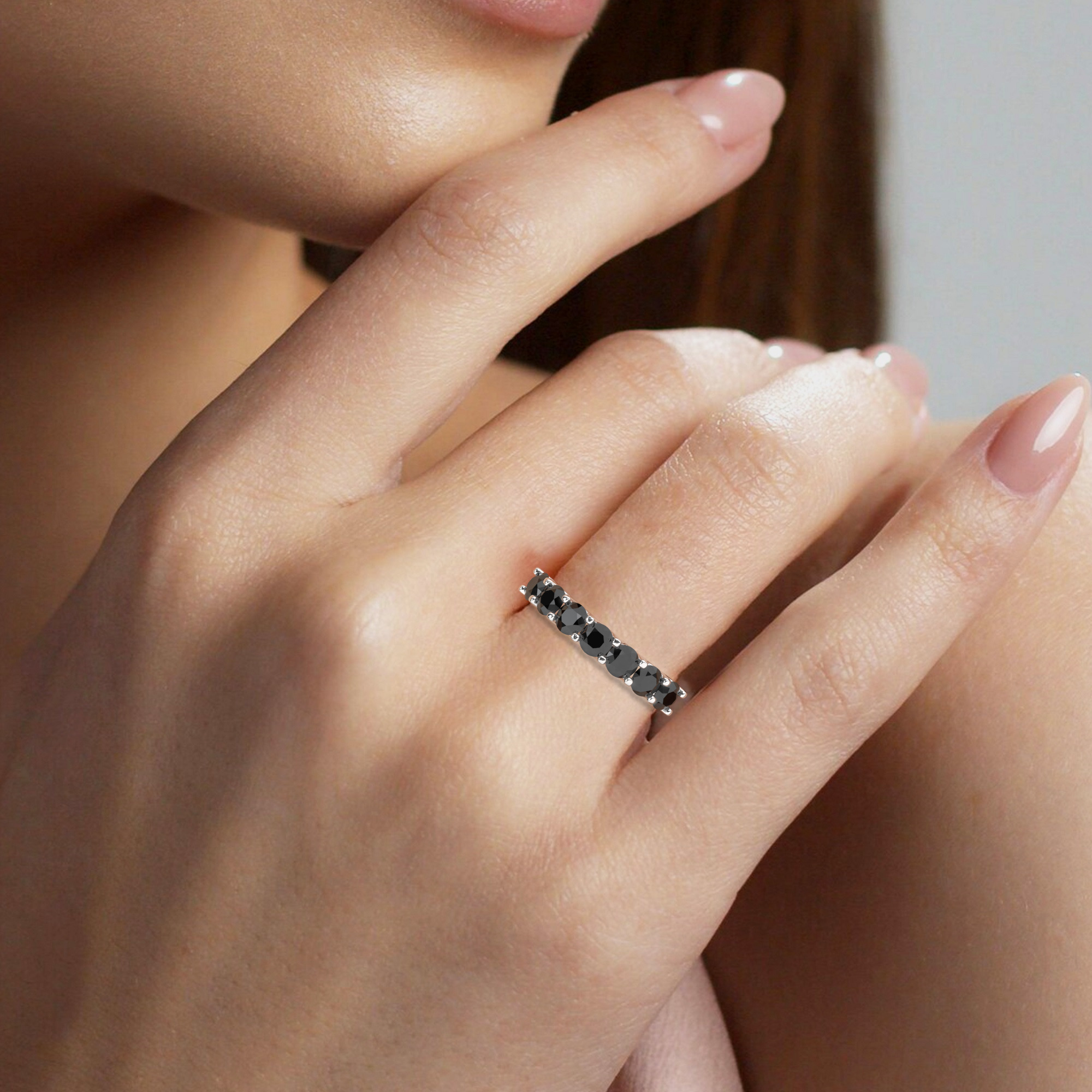 טבעת חצי איטרניטי שיבוץ יו קולקציה 5 דגם 50129B כסף מצופה זהב לבן משובצת זירקונים שחורים – תמונה 6