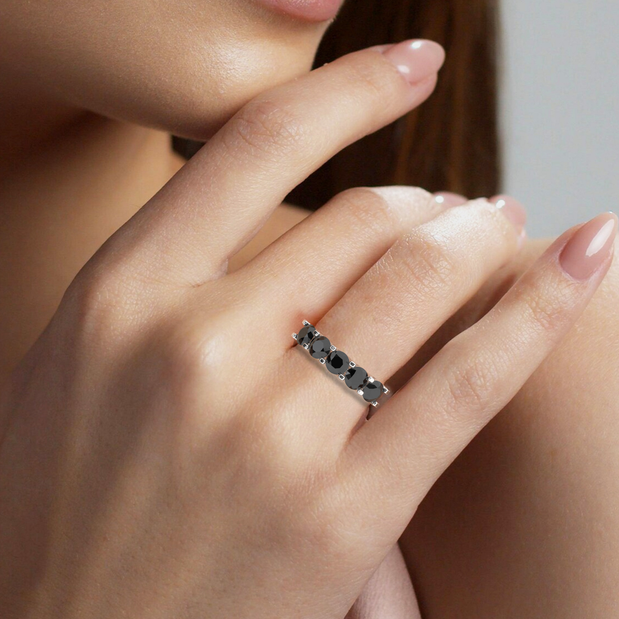 טבעת חצי איטרניטי שיבוץ יו קולקציה 7 דגם 50131B זהב לבן 14 קראט משובצת זירקונים שחורים – תמונה 6