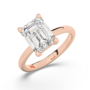 טבעת אירוסין סוליטר דגם 50016 זהב אדום רוזגולד 14 קראט במרכז זירקוניה במשקל כולל של 5 קראט בחיתוך אמרלד עם תעודה גמולוגית