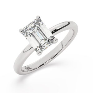 טבעת אירוסין סוליטר דגם 50016 זהב לבן 14 קראט במרכז זירקוניה במשקל כולל של 2.50 קראט בחיתוך אמרלד עם תעודה גמולוגית