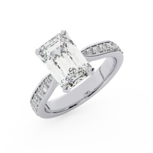 טבעת אירוסין סוליטר וזירקונים בצדדים דגם 50017 זהב לבן 14 קראט במרכז זירקוניה 3 קראט בחיתוך אמרלד מסביב ובצדדים זירקונים בחיתוך עגול