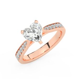 טבעת אירוסין סוליטר וזירקונים בצדדים דגם 50017 זהב אדום רוזגולד 14 קראט במרכז זירקוניה 5 קראט בחיתוך לב מסביב ובצדדים זירקונים בחיתוך עגול