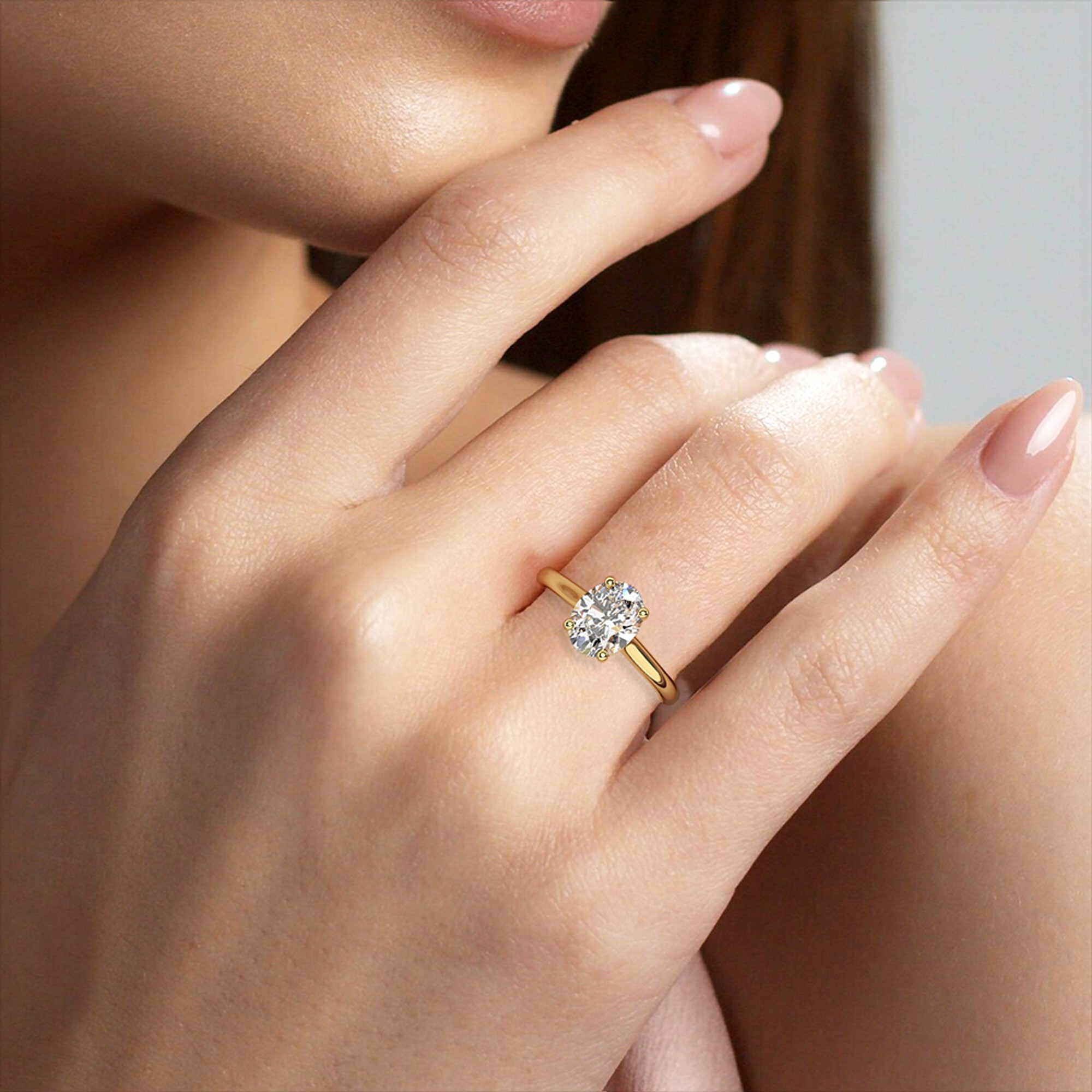 טבעת אירוסין סוליטר דגם 50029 כסף מצופה זהב צהוב במרכז יהלום מעבדה במשקל כולל של 2 קראט בחיתוך אובל עם תעודה גמולוגית אירופאית IGI – תמונה 6