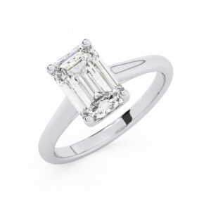 טבעת אירוסין סוליטר דגם 50029 כסף מצופה זהב לבן במרכז יהלום מעבדה במשקל כולל של 1.50 קראט בחיתוך אמרלד עם תעודה גמולוגית אירופאית IGI