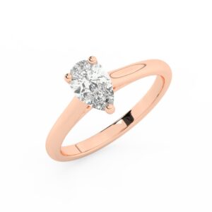 טבעת אירוסין סוליטר דגם 50029 כסף מצופה זהב אדום רוזגולד במרכז יהלום מעבדה במשקל כולל של 1.50 קראט בחיתוך טיפה עם תעודה גמולוגית אירופאית IGI