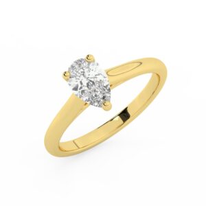 טבעת אירוסין סוליטר דגם 50029 כסף מצופה זהב צהוב במרכז אבן מעבדה מוסונייט במשקל כולל של 4 קראט בחיתוך טיפה עם תעודה גמולוגית בינלאומית GRA