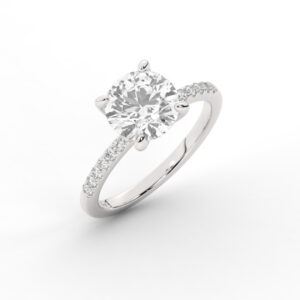 טבעת אירוסין סוליטר ויהלומים בצדדים דגם 50048 כסף מצופה זהב לבן במרכז זירקוניה 4 קראט בחיתוך עגול מסביב ובצדדים זירקונים בחיתוך עגול