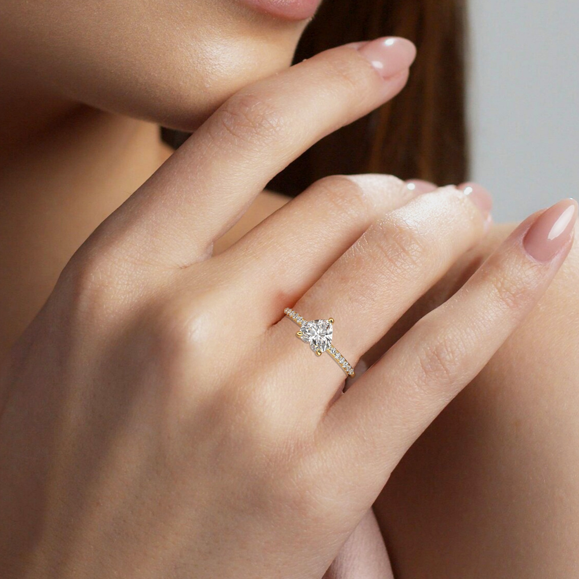 טבעת אירוסין סוליטר ויהלומים בצדדים דגם 50048 כסף מצופה זהב צהוב במרכז אבן מעבדה מוסונייט 1 קראט בחיתוך לב עם תעודה גמולוגית בינלאומית GRA מסביב ובצדדים אבני מעבדה מוסונייט במשקל כולל של 0.14 קראט בחיתוך עגול – תמונה 6